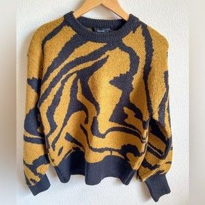 NEW f21 sweater sz medium